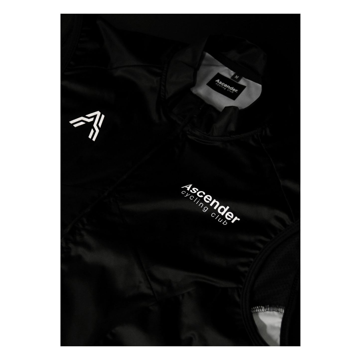 Leggera Team Vest Sustainable Cycling Wind Vest New Generation from Ascender Cycling Club Zürich Switzerland Presentation Reflective Logos Front by Night