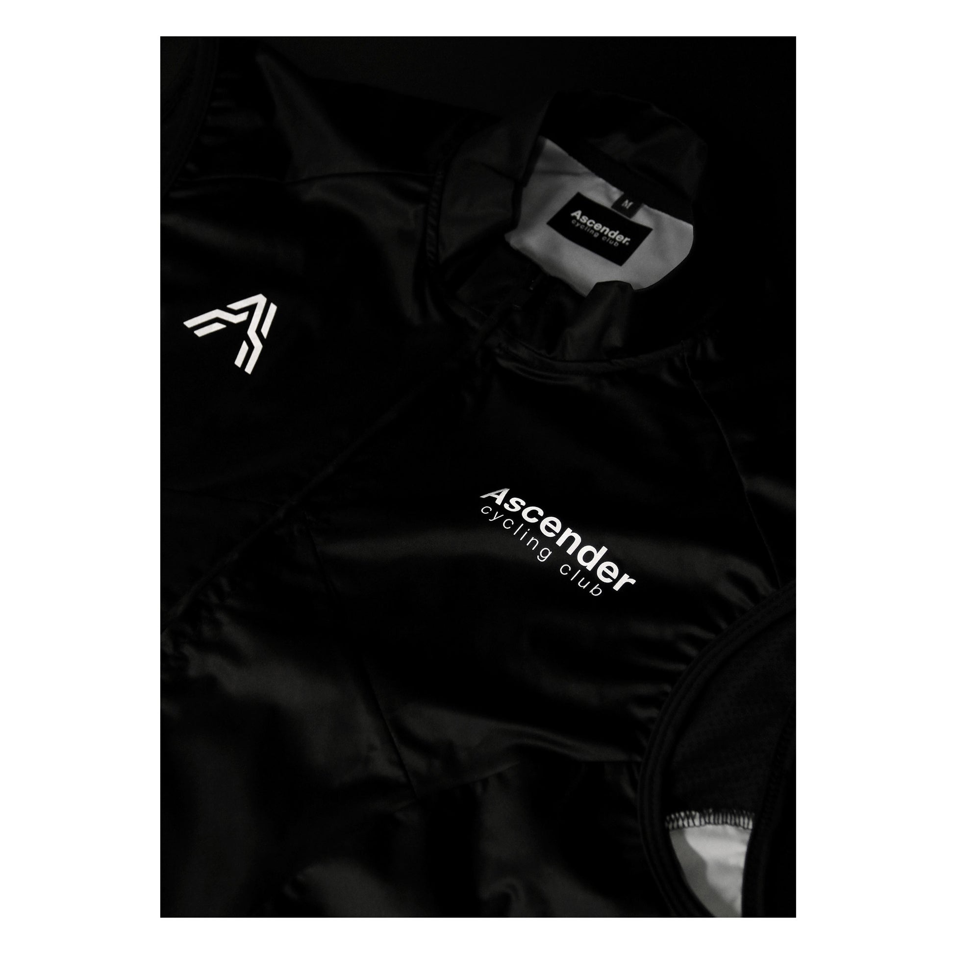 Leggera Team Vest Sustainable Cycling Wind Vest New Generation from Ascender Cycling Club Zürich Switzerland Presentation Reflective Logos Front by Night