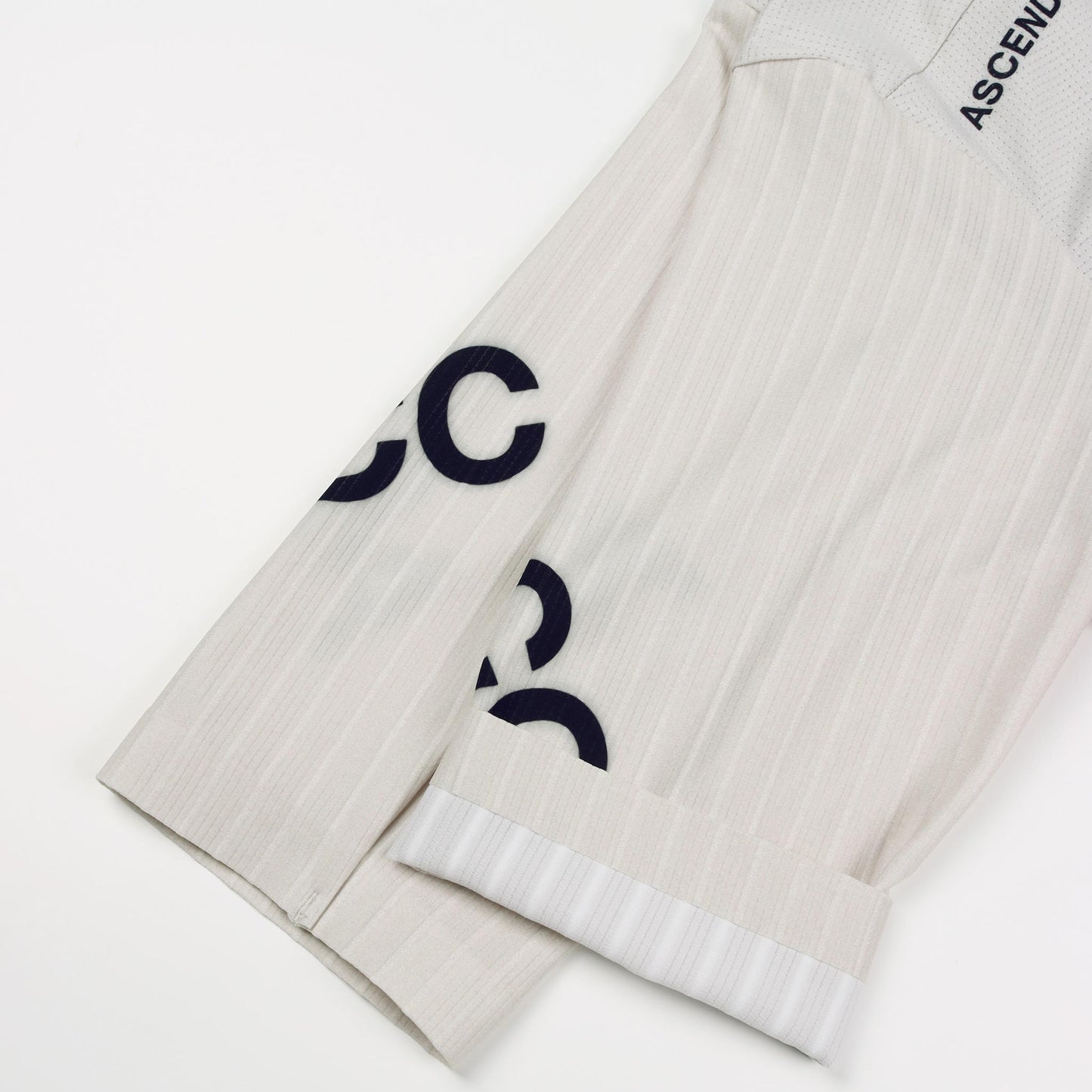 ACC Pulse short sleeve cycling jersey in Clouds Dancer with orange-red swoosh, aero sleeves close-up view