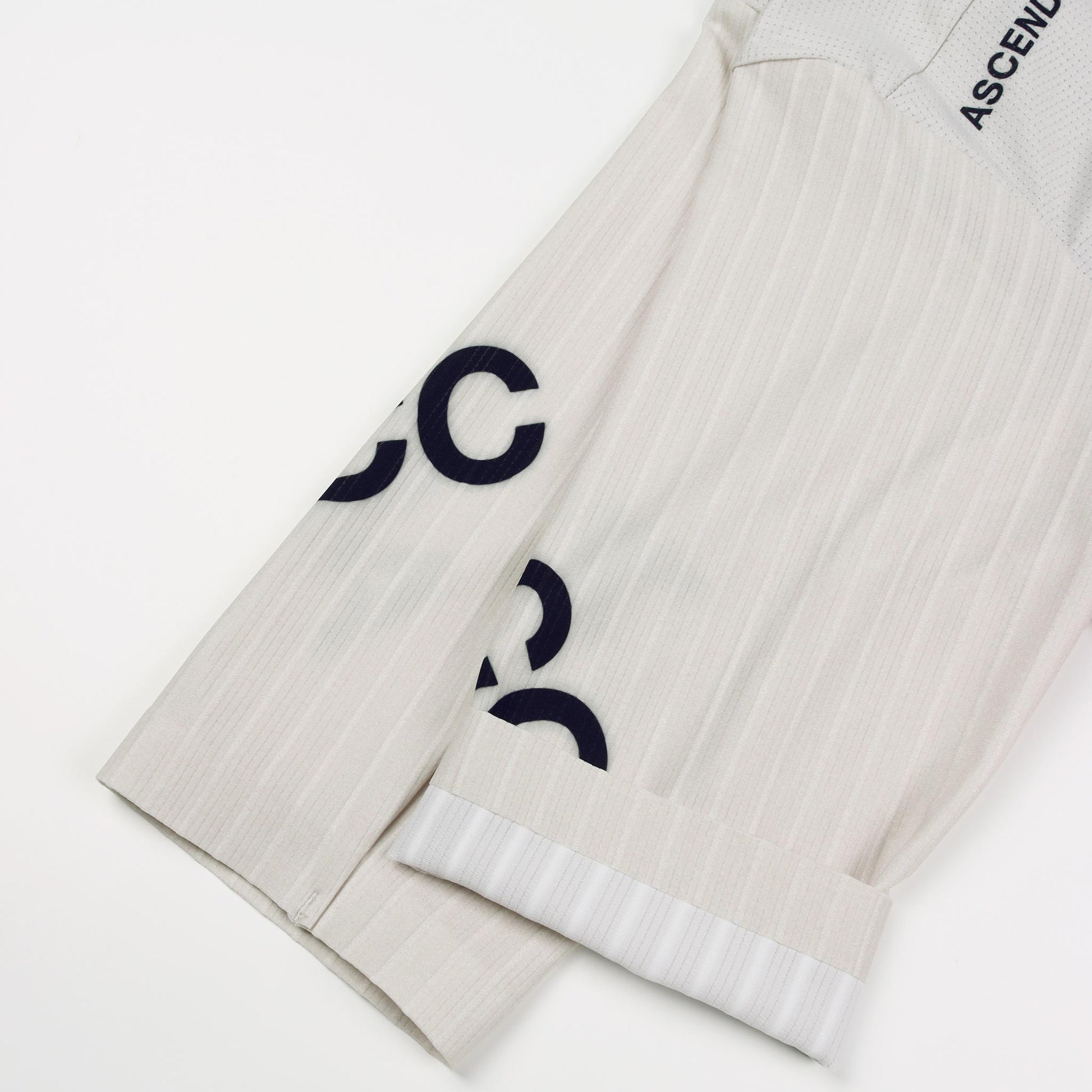 ACC Pulse short sleeve cycling jersey in Clouds Dancer with orange-red swoosh, aero sleeves close-up view