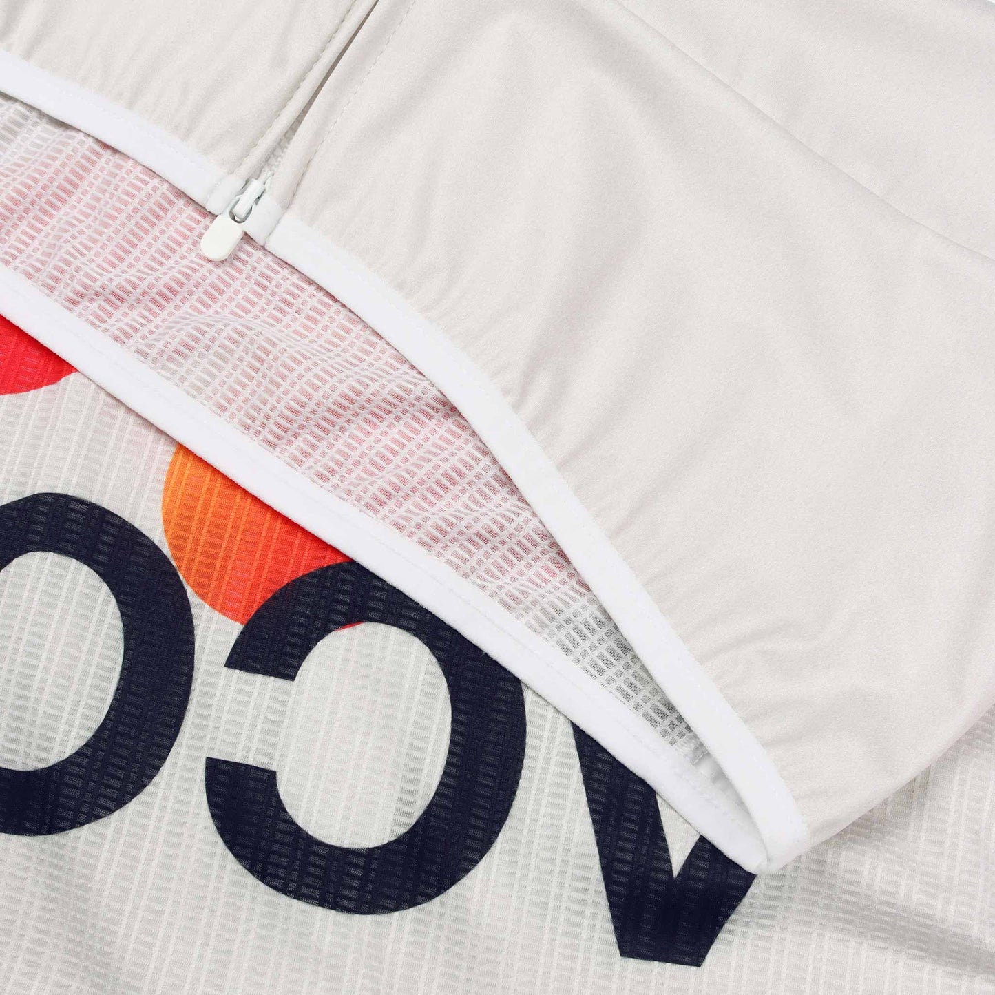 ACC Pulse wind vest back view in Clouds Dancer with red-orange swoosh Close-up Hem view