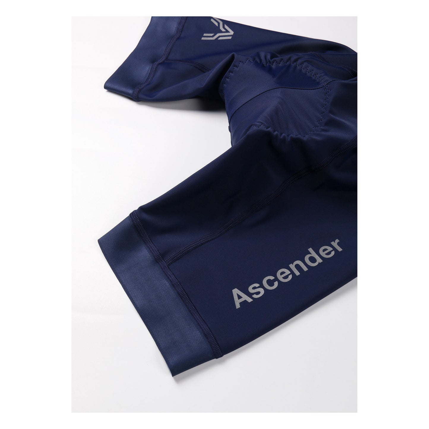 Cuissard à bretelles Epona Women Navy by Ascender Cycling Club Zürich in Switzerland Avant gauche avec logos réfléchissants en vue détaillée