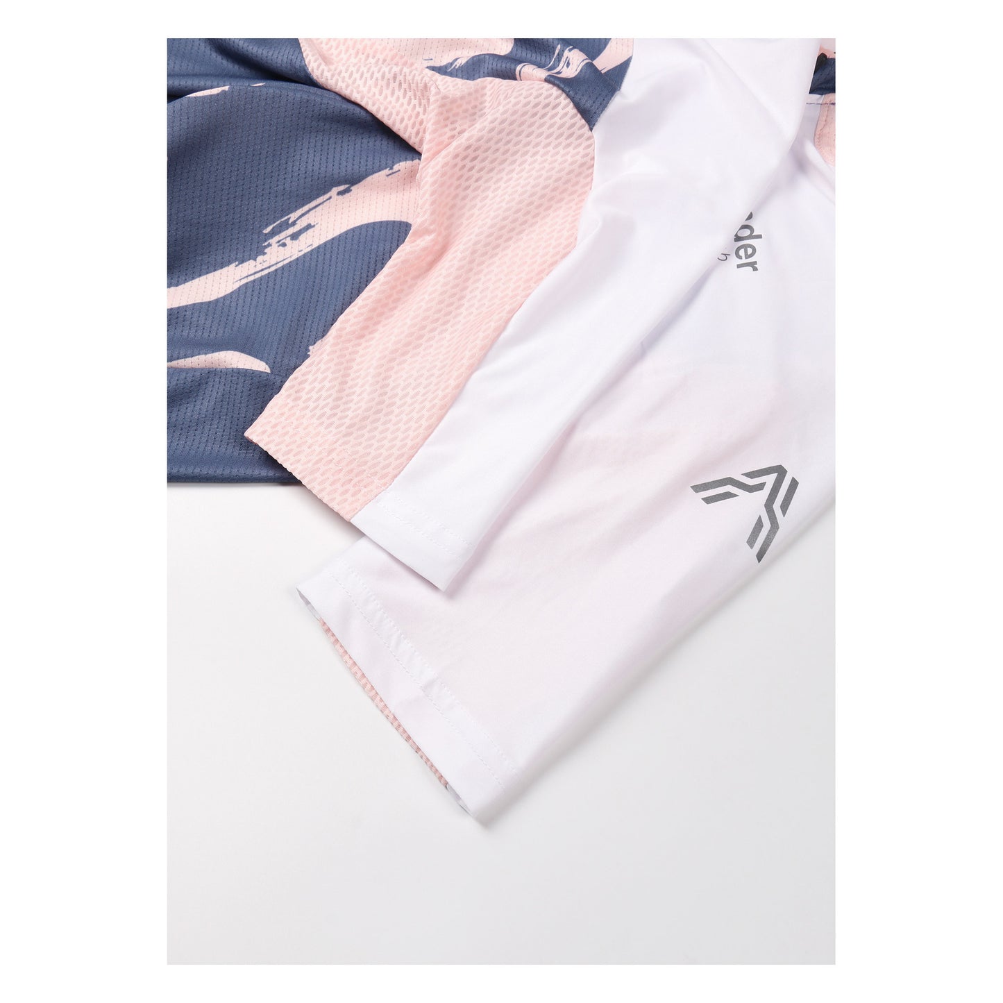 Yukimi Short Sleeve Jersey for Women by Ascender Cycling Club in Zürich Switzerland Manches imagées avec panneau en maille pour une meilleure circulation de l'air et logo réfléchissant.