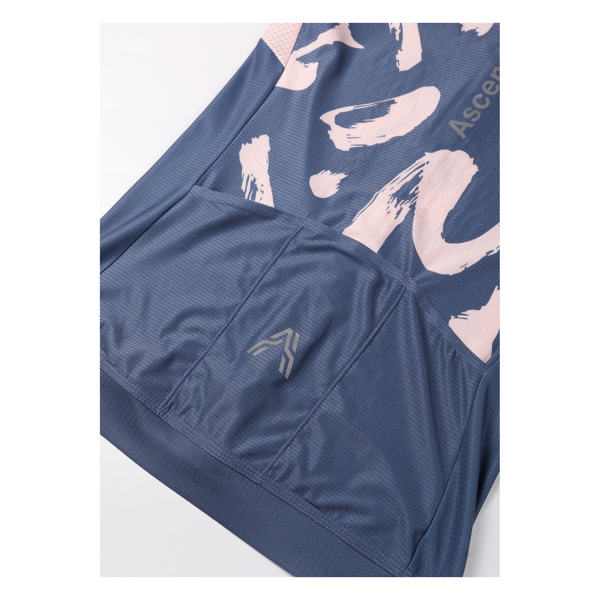 Maillot à manches courtes Yukimi pour femmes par Ascender Cycling Club à Zürich, Suisse. Poches arrière avec logo réfléchissant.